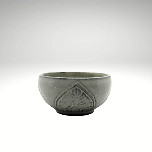 Coupelle "kbach" avec motifs en céramique du Cambodge fait à la main couleur gris clair