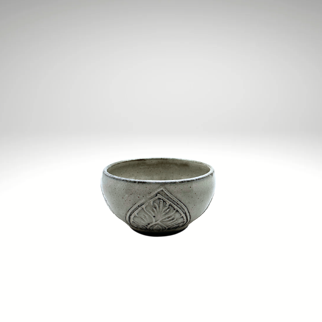 Coupelle "kbach" avec motifs en céramique du Cambodge fait à la main couleur gris clair