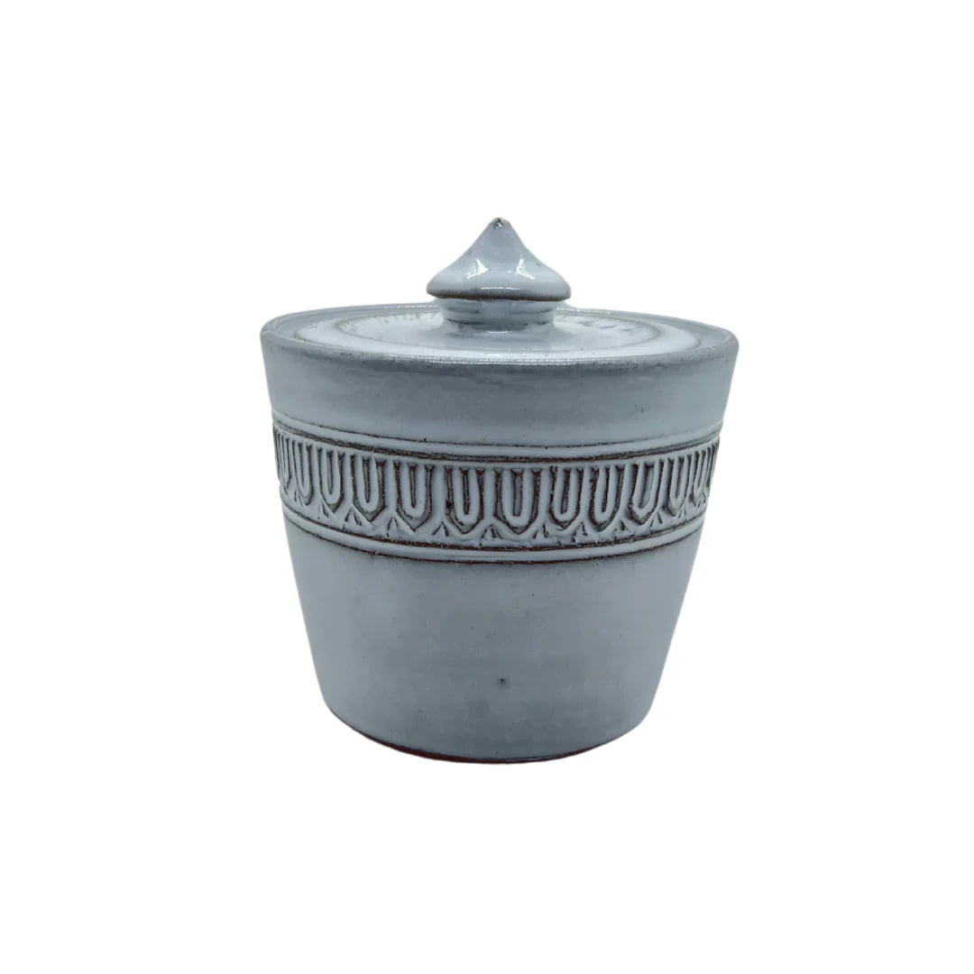 Pot "Banteay Mean Chey" avec son couvercle à motifs en céramique du Cambodge fait à la main couleur blanche