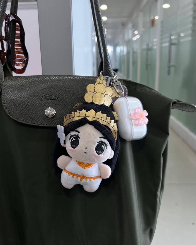 Petite poupée en peluche Apsara Kesor (avec porte-clés) by Little Apsara